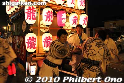 Pulling the Ryu (龍) hikiyama.
Keywords: shiga takashima omizo matsuri festival float 