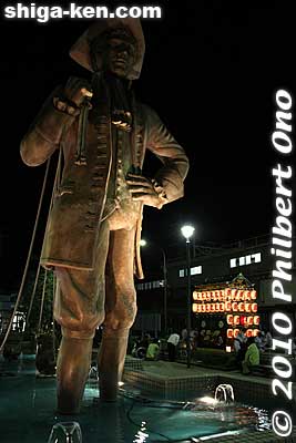 Then the floats passed by Omi-Takashima Station which has a giant Gulliver statue.
Keywords: shiga takashima omizo matsuri festival float 