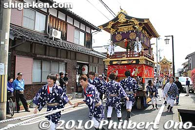 On the next morning on May 4, 2010, a nice sunny day greeted the floats. The five floats started rolling at 10 am and headed slowly for Hiyoshi Jinja Shrine.
Keywords: shiga takashima omizo matsuri festival float 