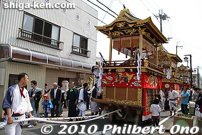 Every year, they take turns being the first float (called Hanayama 花山) in the procession.
Keywords: shiga takashima omizo matsuri festival float 