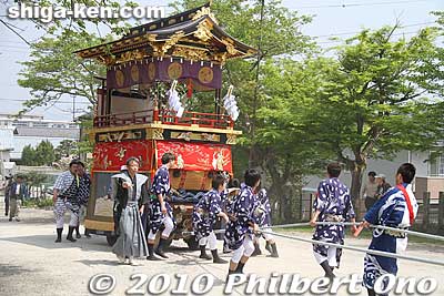 They ran while pulling the float into the shrine grounds.
Keywords: shiga takashima omizo matsuri festival float 