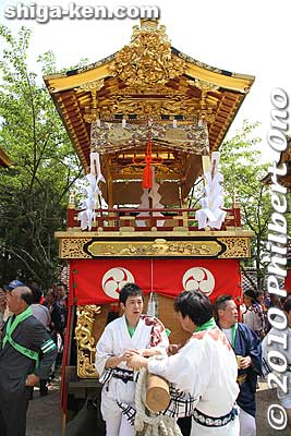 Takara hikiyama float (寳). The roof ornament is very large.
Keywords: shiga takashima omizo matsuri festival hikiyama float 