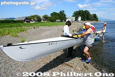 Carrying the boat to shore.
Keywords: shiga takashima imazu regatta lake biwa rowing race boats