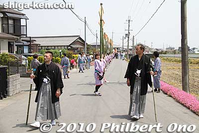 Held annually on May 4 in Takashima, Shichikawa Matsuri is Oarahiko Shrine's biggest festival (Reisai). It starts with a procession in the shrine's neighborhood. The shrine is near Shin-Asahi Station (JR Kosei Line).
Keywords: shiga takashima shichikawa matsuri festival shigabestmatsuri