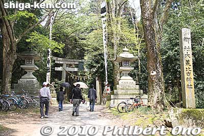 Entrance to Oarahiko Shrine. The shrine was established in the 13th century. It was patronized by the Sasaki clan in the 14th century when they ruled Omi Province. [url=http://goo.gl/maps/X0FAj]MAP[/url]
Keywords: shiga takashima shichikawa matsuri festival