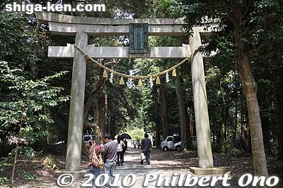 First torii of Oarahiko Shrine. It's kind of far from the nearest train station of Shin-Asahi on the JR Kosei Line. Rent a bicycle from the tourist office at the train station. 大荒比古神社
Keywords: shiga takashima shichikawa matsuri festival 