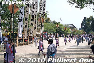 The yakko-furi proceeded to the steps leading to the shrine and then dispersed.
Keywords: shiga takashima shichikawa matsuri festival 