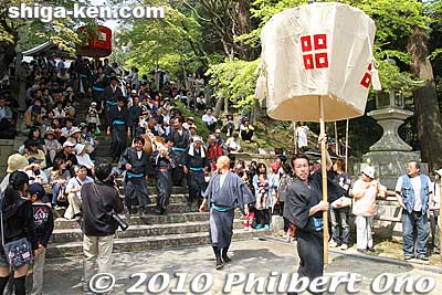 The musicians and umbrella holders go back down from the shrine.
Keywords: shiga takashima shichikawa matsuri festival 