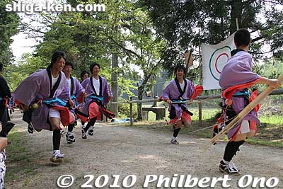 And they run again ahead of the horse.
Keywords: shiga takashima shichikawa matsuri festival 