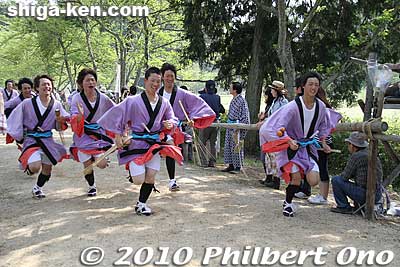 The boys running. When you see them, you know the horse is coming so keep off the path.
Keywords: shiga takashima shichikawa matsuri5 festival 