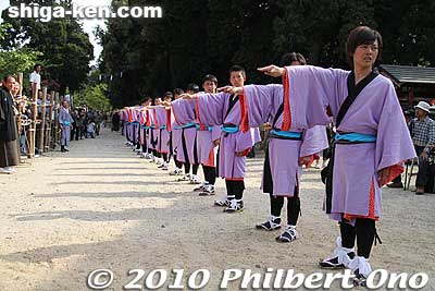 They made their way up to the shrine.
Keywords: shiga takashima shichikawa matsuri festival 