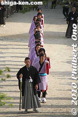 The yakko-furi approach the steps to the shrine.
Keywords: shiga takashima shichikawa matsuri festival 