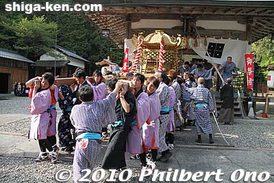 And went to carry the mikoshi inside the Haiden Hall.
Keywords: shiga takashima shichikawa matsuri festival 
