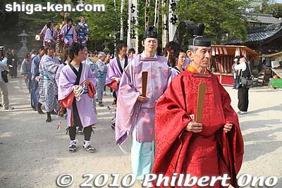 A short mikoshi procession led by the shrine priest.
Keywords: shiga takashima shichikawa matsuri festival 