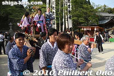 The mikoshi was hauled on a cart.
Keywords: shiga takashima shichikawa matsuri festival 