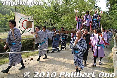 They paraded the mikoshi down the horse track (baba).
Keywords: shiga takashima shichikawa matsuri festival 
