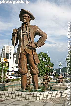 Giant statue of Gulliver outside JR Takashima Station.
Keywords: shiga takashima takashima-cho