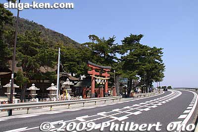 Shirahige Shrine faces a very busy road with no crosswalk to the lake. 
Keywords: shiga takashima takashima-cho lake biwa shinto shrine 