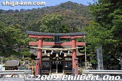 Shirahige Shrine is Shiga's oldest shrine with regard to the founding date. 白鬚神社
Keywords: shiga takashima takashima-cho lake biwa shinto shrine 