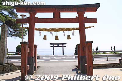 Looking toward the lake from Shirahige Shrine.
Keywords: shiga takashima takashima-cho lake biwa shinto shrine 