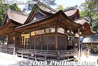 Haiden on right and Honden on left.
Keywords: shiga takashima takashima-cho shirahige shinto shrine 