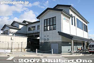 JR Takatsuki Station on the West side. 高月駅
Keywords: shiga takatsuki-cho jr takatsuki train station hokuriku line