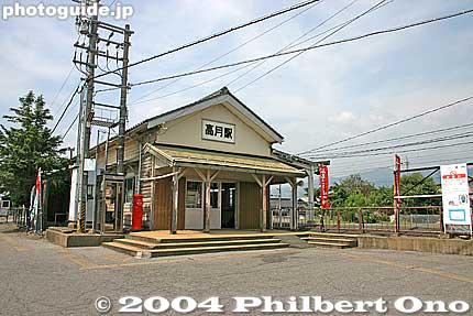 The old and small Takatsuki Station in 2004. Actually, I like this station better. It makes it more rural.
Keywords: shiga takatsuki-cho jr takatsuki train station hokuriku line