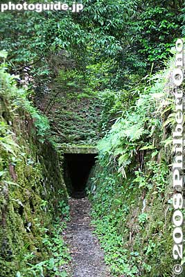 You can enter and go through the Nishino Water Tunnel. Water does not flow through anymore, but it's still quite muddy and wet.
Keywords: shiga nagahama takatsuki-cho nishino water tunnel