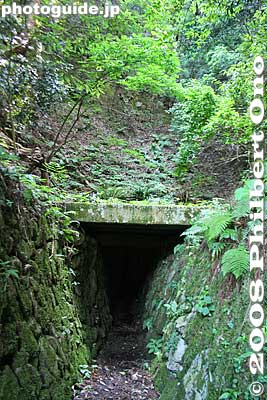 The problem is, it's pitch black on the inside, and the tunnel size is quite small and craggy. Hard hats required. Not recommended, especially if you are taller than a 10-year-old.
Keywords: shiga nagahama takatsuki-cho nishino water tunnel