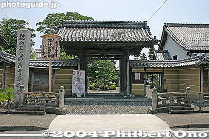 Gomura Betsuin Gate. The Hondo main hall was reconstructed in 1730 and the front gate was built in 1674. [url=http://goo.gl/maps/vValy]MAP[/url]
Keywords: shiga nagahama torahime-cho buddhist temple