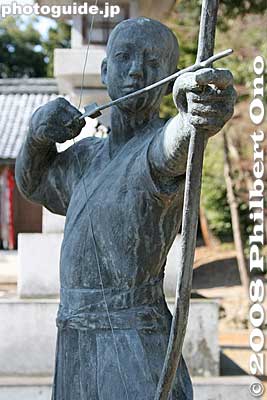 Statue of a Japanese archer at Yaai Shrine, Toragozen-yama, Torahime, Shiga.
Keywords: shiga nagahama torahime kohoku mountain toragozen-yama shrine japansculpture
