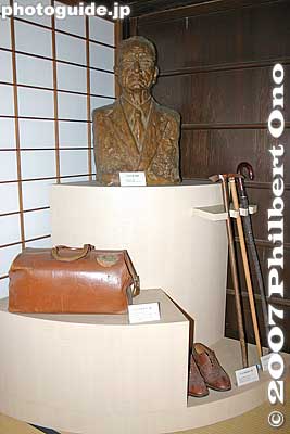 Bust of Itoh Chube'e II (1886-1973), his walking sticks, bag, and shoes.
Keywords: shiga toyosato-cho c. itoh itochu chubee omi shonin house merchant