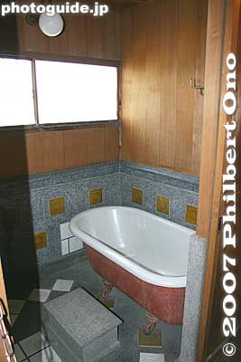 Western-style bath from the early 20th century. Very unusual at the time. 西洋風バスルーム
Keywords: shiga toyosato-cho c. itoh itochu chubee omi shonin house merchant