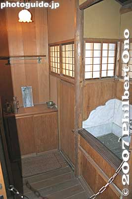 Bathroom sink
Keywords: shiga toyosato-cho c. itoh itochu chubee omi shonin house merchant