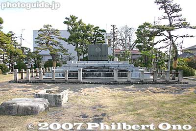 Built in 1935, a memorial for Itoh Chube'e in Kurenai Park. くれない園
Keywords: shiga toyosato-cho c. itoh itochu chubee omi shonin house merchant