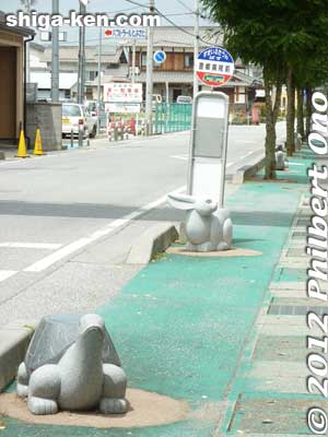 From Toyosato Station to Toyosato Elementary School, statues of a tortoise and hare adorn the sidewalk.
Keywords: shiga toyosato primary elementary school vories