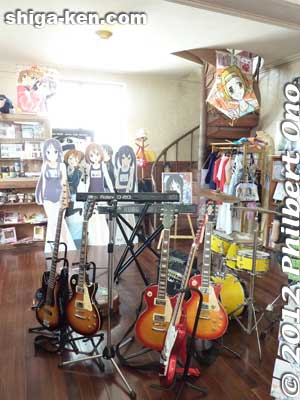 K-ON Gallery. Guitars, life-size cutouts, dolls, manga books, figurines, and all kinds of K-ON merchandise donated and left here by fans are displayed.
Keywords: shiga toyosato primary elementary school vories K-ON manga