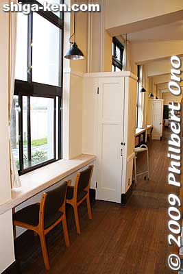 Study desks inside public library. They face a window with a view of the new Toyosato Elementary School building.
Keywords: shiga toyosato primary elementary school vories