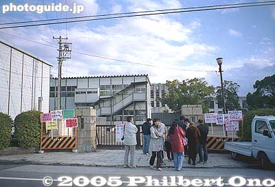 In 2003, local citizens and former students staged protests against the destruction of the old school building.
Keywords: shiga toyosato primary elementary school vories