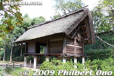 This elevated structure served as a storehouse.
Keywords: shiga yasu dotaku museum yayoi period village shack 