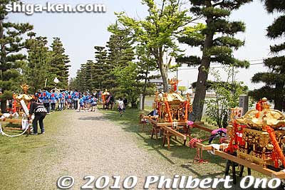 A Shinto ceremony is held at the shrine in the morning. Then by noon or so, over 30 portable shrines and taiko drums gather here on this path for the annual Hyozu Matsuri on May 5.
Keywords: shiga yasu hyozu taisha shrine matsuri festival mikoshi portable shrine