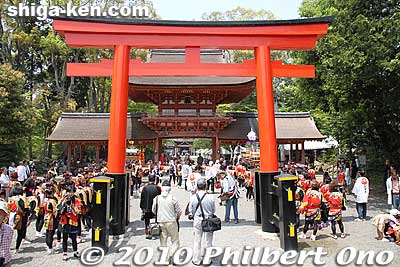 At the end of the pine tree path, the second torii is red, right after the Taikobashi Bridge.
Keywords: shiga yasu hyozu taisha shrine matsuri festival mikoshi portable shrine
