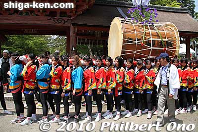 At the festival start time, the Ayame girls start carrying the taiko drum and mikoshi from this gate.
Keywords: shiga yasu hyozu taisha shrine matsuri festival mikoshi portable shrine