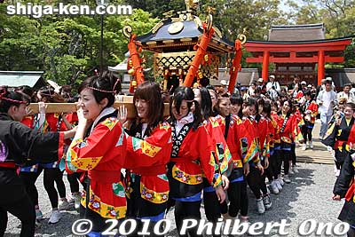They leave here and proceed along the pine tree path to the first torii. Then they will come back here and go back and forth a few times during the festival.
Keywords: shiga yasu hyozu taisha shrine matsuri festival mikoshi portable shrine shigabestmatsuri