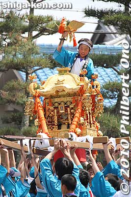 A unique thing about this festival is that the mikoshi rider pulls out and raises the mikoshi's top ornament (usually a phoenix). 鵜の息抜き
Keywords: shiga yasu hyozu taisha shrine matsuri festival mikoshi portable shrine