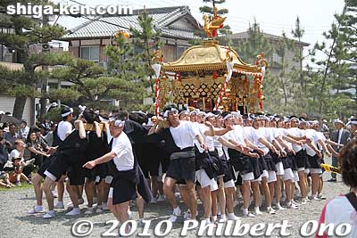 They come one after another, big and small.
Keywords: shiga yasu hyozu taisha shrine matsuri festival mikoshi portable shrine