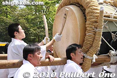 The drummer really has to move quickly with the rest of the boys as they move unpredictably.
Keywords: shiga yasu hyozu taisha shrine matsuri festival mikoshi portable shrine