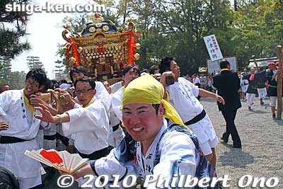 Almost got run over by this one.
Keywords: shiga yasu hyozu taisha shrine matsuri festival mikoshi portable shrine