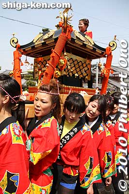 Ayame mikoshi girls at Hyozu Matsuri Festival, Shiga. 兵主祭
Keywords: shiga yasu hyozu taisha shrine matsuri5 festival mikoshi portable shrine