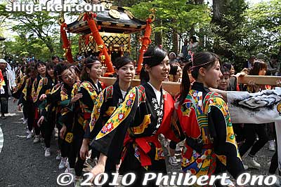 The Ayame mikoshi girls head for the shrine.
Keywords: shiga yasu hyozu taisha shrine matsuri festival mikoshi portable shrine